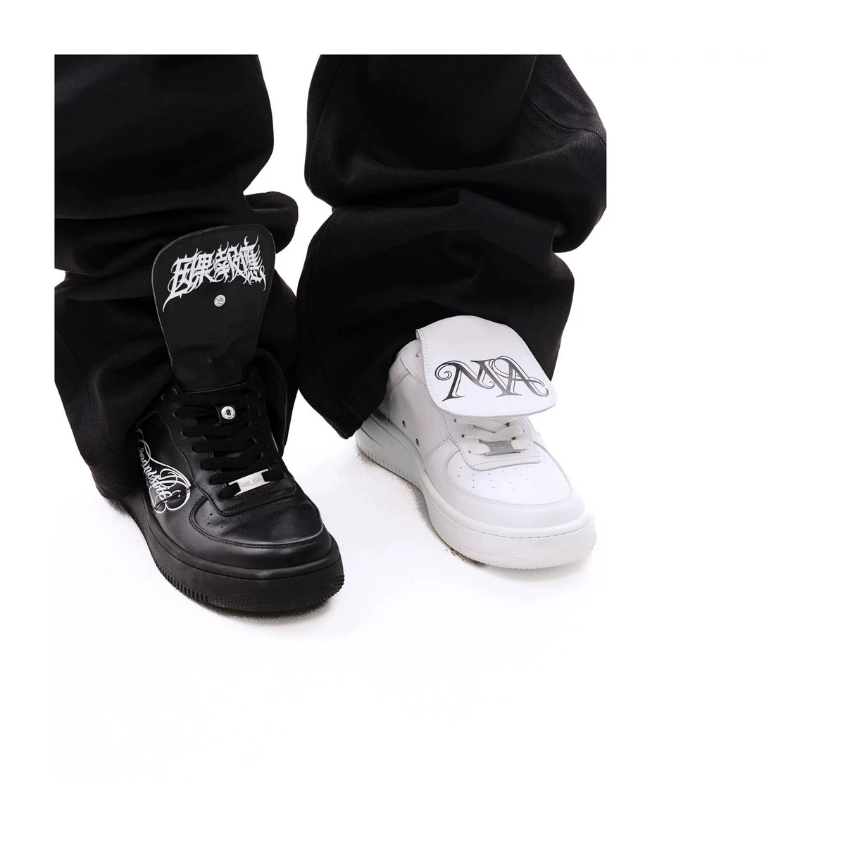 KARMANISTIC Script Logo Low-Top Sneakers