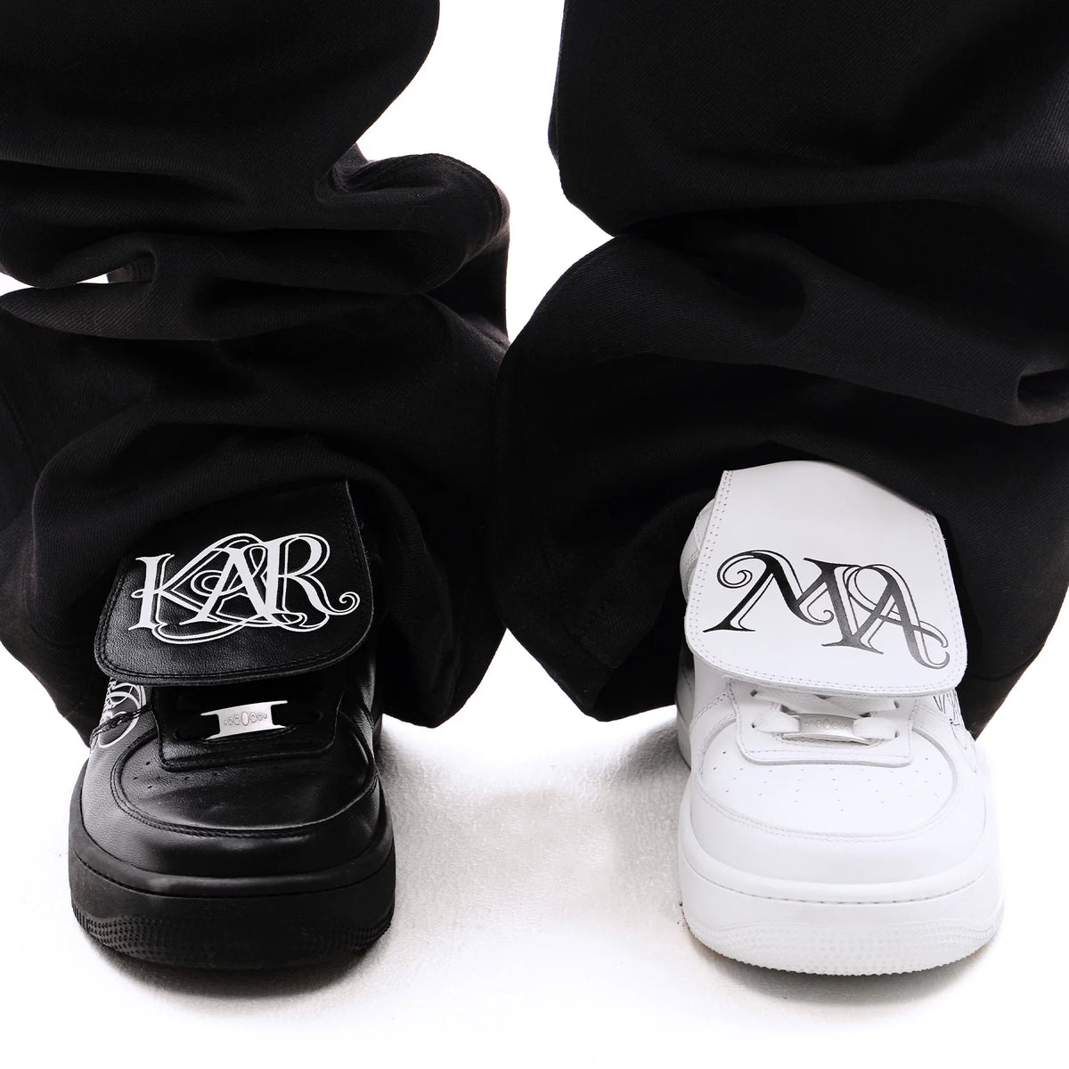 KARMANISTIC Script Logo Low-Top Sneakers