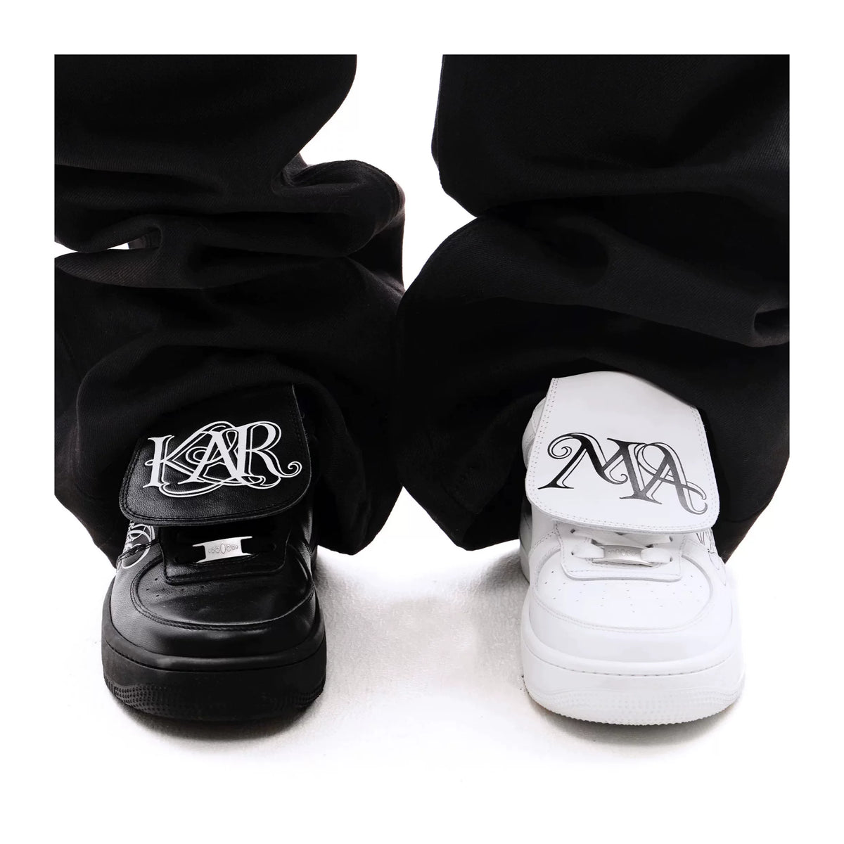 KARMANISTIC Script Logo Low-Top Sneakers